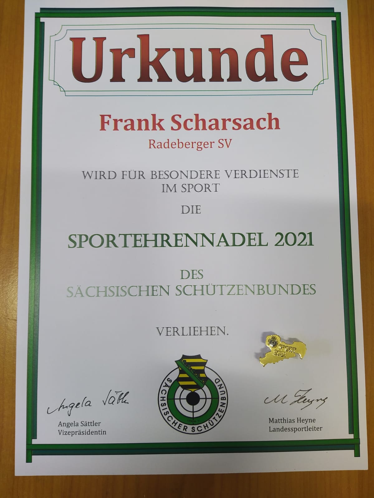 Read more about the article Sport-Ehrennadel 2021 des Sächsischen Schützenbundes an Jonathan Gräfe und Frank Scharsach verliehen